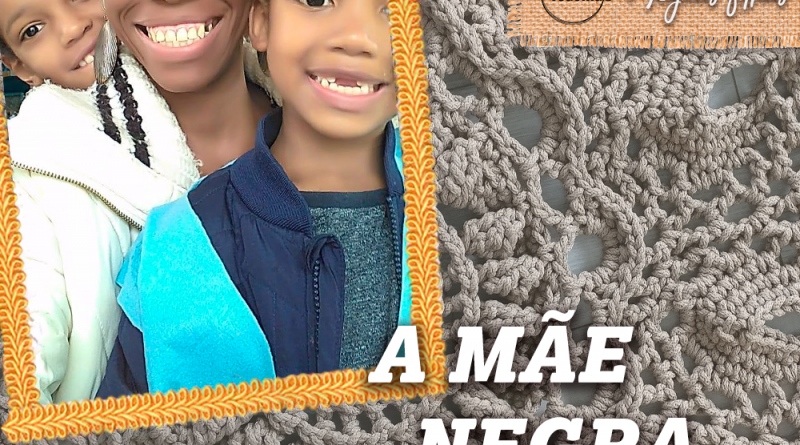 Na imagem, uma foto de Rosangella Alffa (autora) sorrindo entre seus dois filhos. Embaixo da imagem, um fundo de tecido de crochê e na parte superior o título "A Mãe negra e o amor"